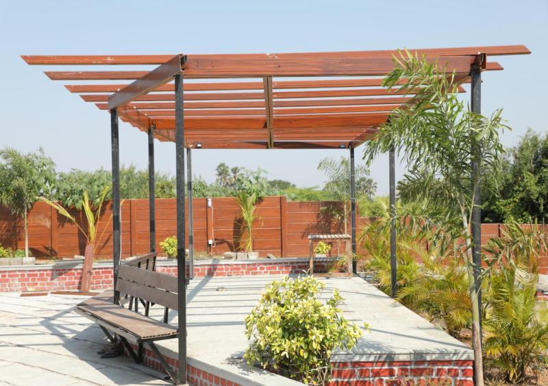 Palm Beach Resort Valsad Esterno foto